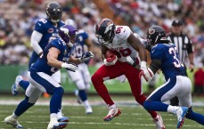 【中国体彩网】贝克汉姆精湛技艺再现，手臂完美平衡演绎传球射门经典