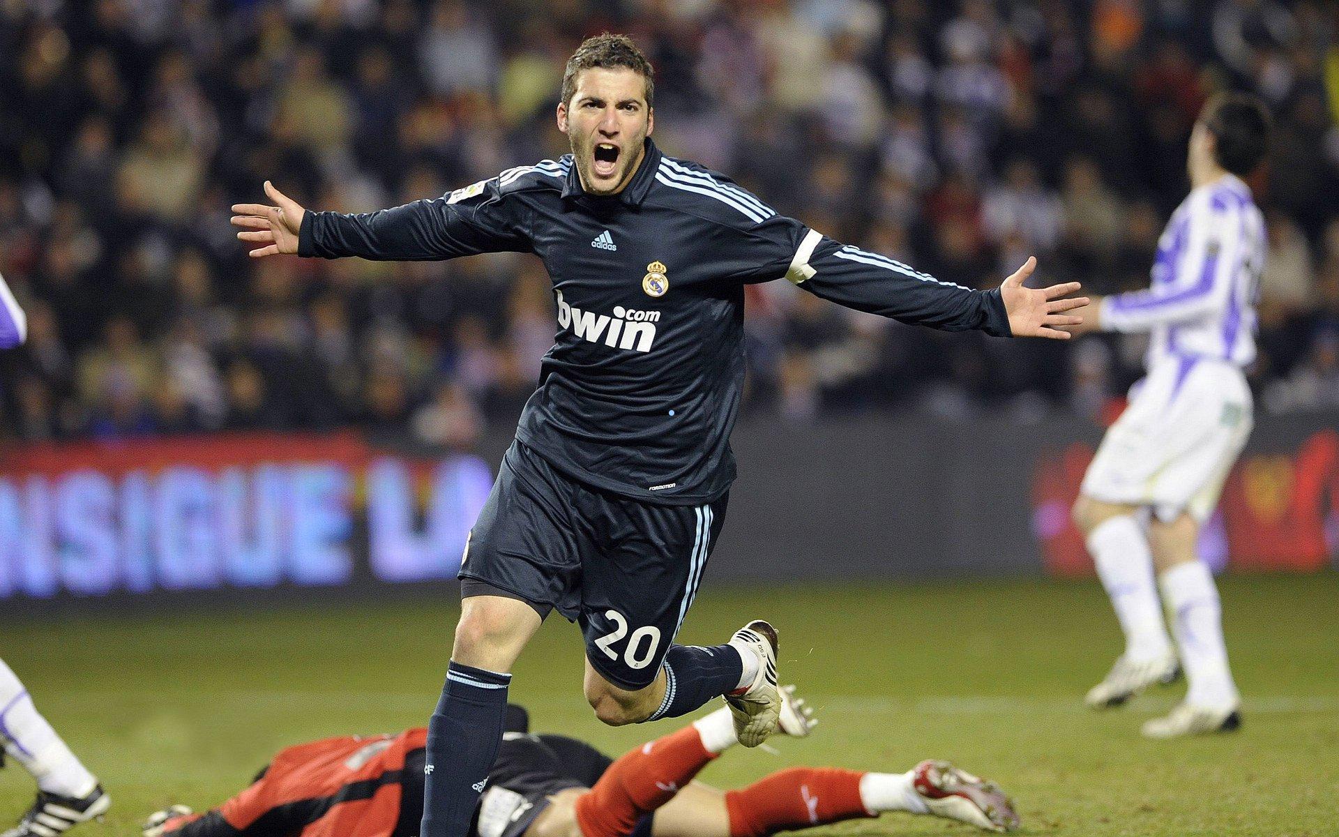 埃基蒂克赛场大胆整蛊推搡范迪克,范迪克轻拍拥抱展露体育精神