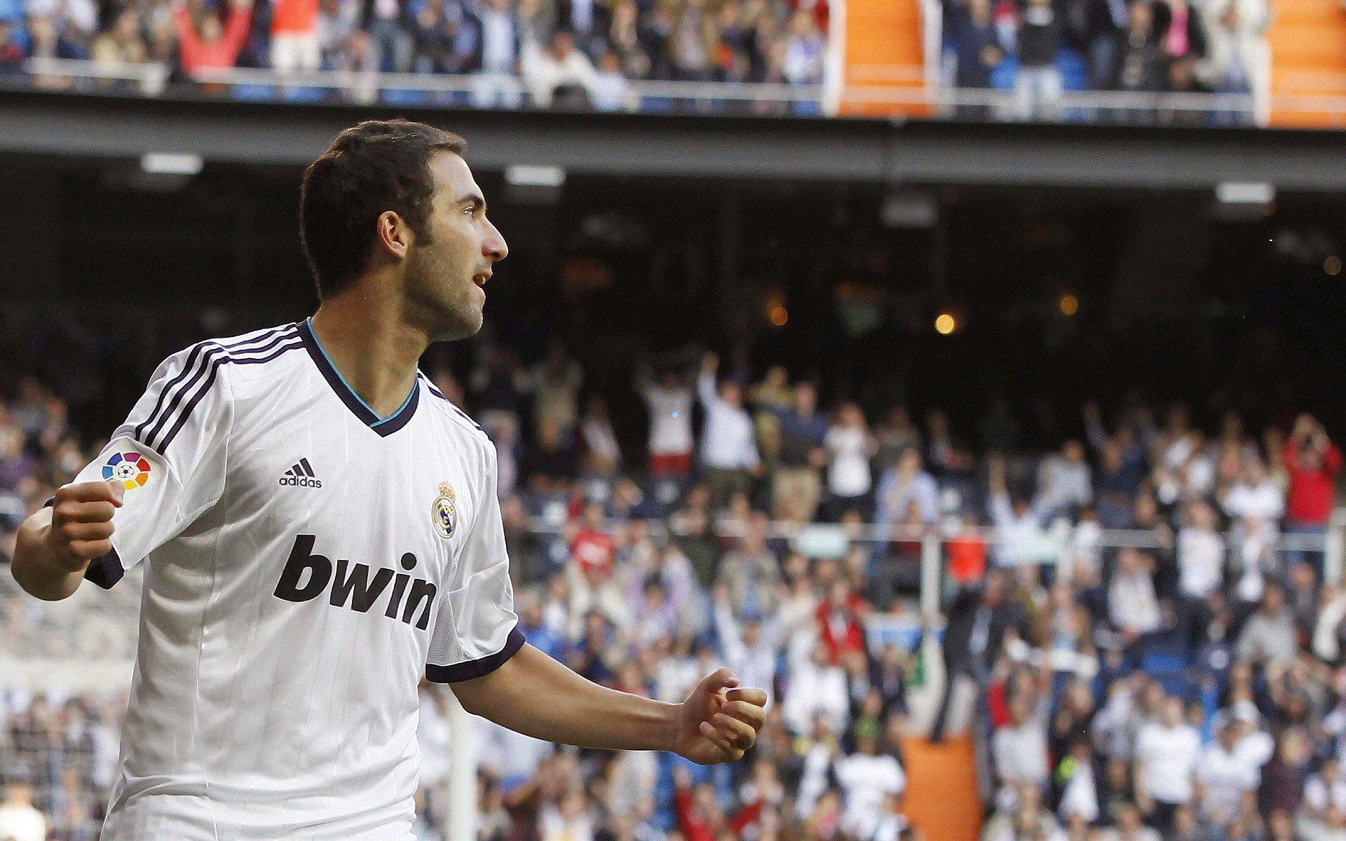 法甲焦点对决，里昂3-1力克摩纳哥豪取四连胜，苏尔克双响闪耀，库利巴利破门后染红引悬念